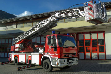 Drehleiter mit Knickgelenk